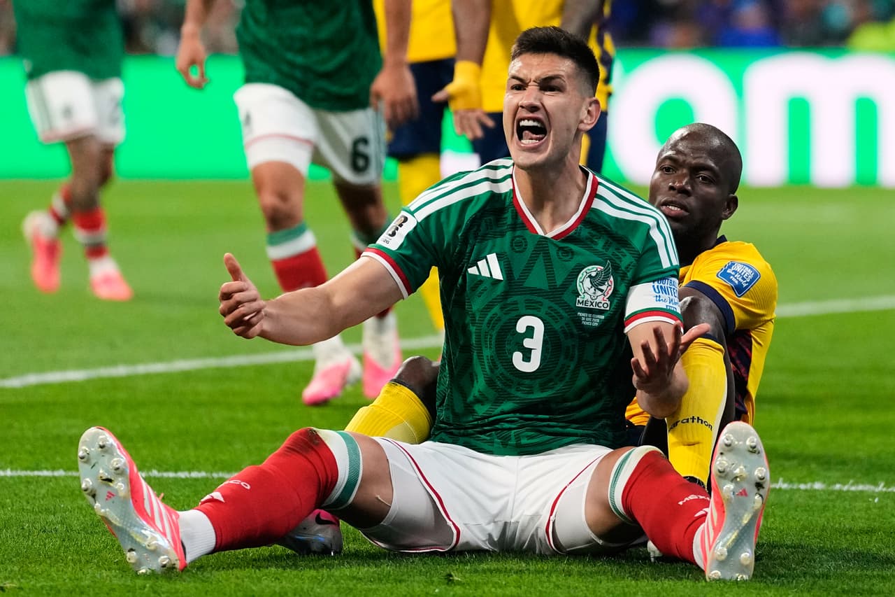 El mexicano César Montes (izquierda) protesta una decisión del árbitro durante el partido de dieciseisavos de final de la Copa del Mundo contra Ecuador, en Ciudad de México, el martes 30 de junio de 2026.