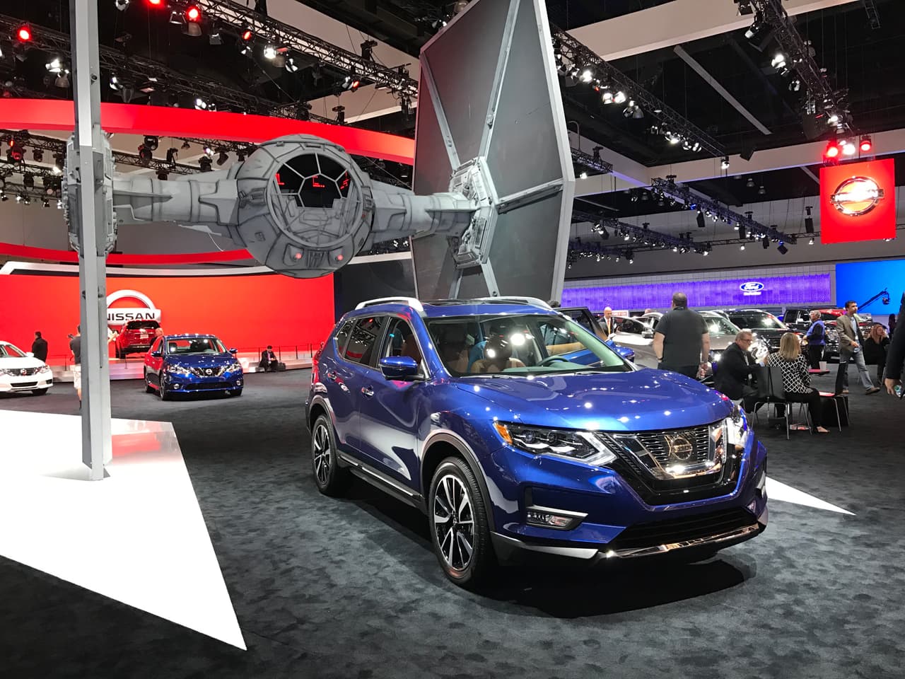 <a href="http://www.univision.com/noticias/nissan" target="_blank"><b>Nissan</b></a> presentó la versión
<b>Rogue One</b>, de su popular crossover compacta Nissan Rogue, aprovechando el próximo estreno de la última película de la serie Star Wars;
<b><i>Rogue One A Star Wars Story</i></b>. Se podría decir que esta fue una campaña de mercadeo que se escribió a si misma. El público asistente disfruto de una generosa exhibición de artefactos relacionados a Star Wars en el área de Nissan.
<br>