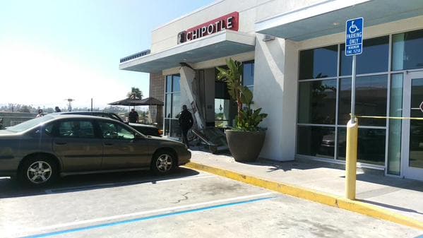 Ocho heridos tras choque de vehículo en restaurante Chipotle