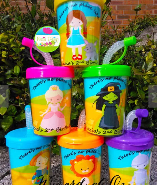 Sippy cups personalizadas: en Etsy las venden por docena y por menos de 20 dólares puedes darle a tus invitados un regalito que se llevarán al parque, a la escuela o donde vayan, porque siempre es bueno llevar agua o algo para beber en el camino.