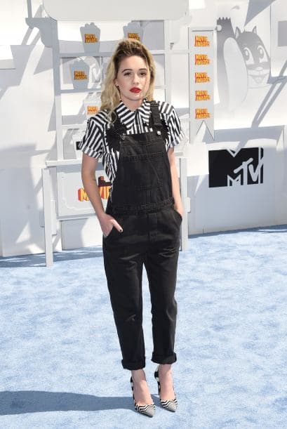 Jillian Rose Reed no encantó con su look, muy casual para unos premios.