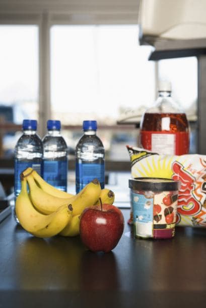 No uses trastes para consumir aquellos alimentos que se puedan comer directo del empaque. Refrescos de lata, papitas y el helado no necesitan ensuciar más vasos y tazones.