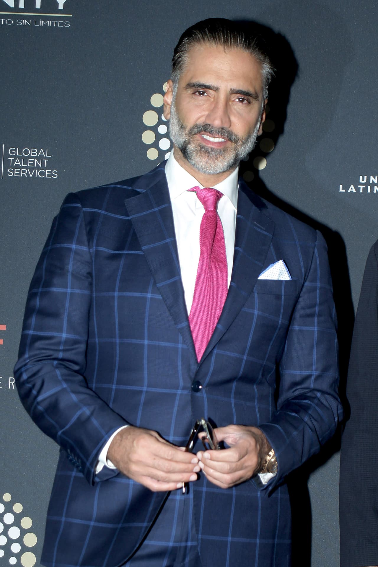 El tema de entrada lo cantaba 
<b><a href="http://www.univision.com/temas/alejandro-fernandez">Alejandro Fernández</a></b>, el cual llevaba el mismo título que la telenovela, 'Mañana es para siempre', aunque el cantante se caracteriza por cantar música vernácula este tema estaba más dirigido al mercado pop.