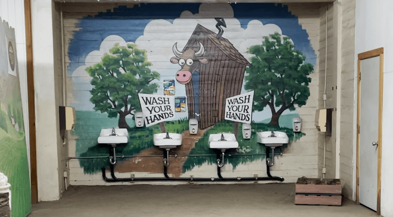 Las reglas consisten en que los visitantes tienen que 
<b>utilizar cubre bocas </b>en espacios techados y en conciertos, en espacios al aire libre solo será a criterio de los visitantes. Quien presente 
<b>síntomas de coronavirus</b> se les pide 
<b>quedarse en casa </b>además recomiendan que estén vacunados. La feria también cuenta con un 
<b>centro de vacunación.</b>