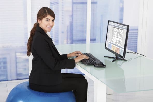 Corregir tu postura podría impactar en tu humor y hacerte sentir con más energía.