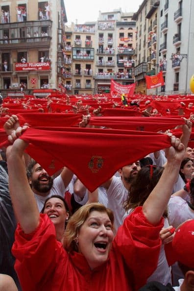 El atuendo tradicional es ropa blanca con un cinturón rojo y un pañuelo del mismo color anudado al cuello.