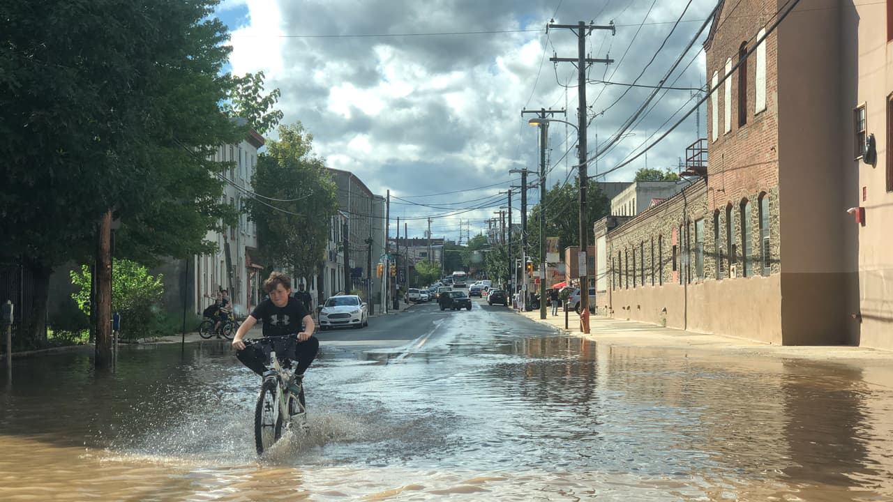 Las lluvias torrenciales y los fuertes vientos han provocado inundaciones repentinas y cortes de energía en todo el sureste de Pensilvania. El sector de Manayunk en Filadelfia fue uno de los más afectados por las inundaciones.
