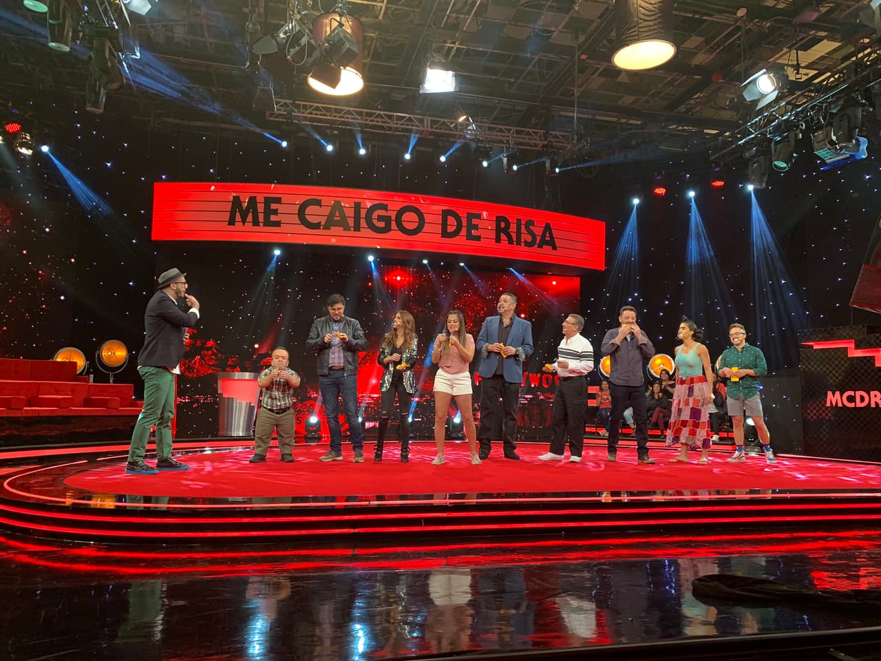 Este domingo Claudia Álvarez y Pablo Ramírez fueron los invitados al show que cada domingo convierte los hogares latinos en una fiesta de carcajadas. 
<a href="https://www.univision.com/shows/me-caigo-de-risa/me-veo-muy-guapo-asi-debuta-la-torre-de-jalisco-en-mcdr-video?n" target="_blank">El primer juego en el que la actriz y el comentarista deportivo participaron fue 'Habla bien'</a>, donde usaron aparatos en la boca con los que se vuelve casi imposible hablar. Claudia estaba feliz, tanto que no quería quitarse el artefacto y nos presumió el impecable trabajo de endodoncia que presumió con su sonrisa.