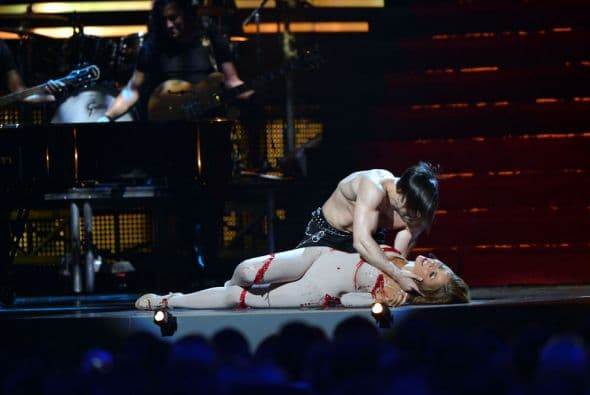 Finalmente, la cantante murió de amor al cantar esta balada.