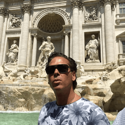 Basta dar una vuelta a la cuenta de Instagram del 'Diamante negro', como también se le conoce al empresario, para notar su forma de vivir, que en más de una ocasión lo ha colocado como blanco de las críticas.