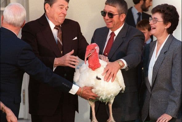 Según dicen, el perdón ocurrió como una broma sobre la presión que tenía el presidente Reagan con el caso del coronel Oliver North, acusado de vender armas de forma ilegal a Irán.