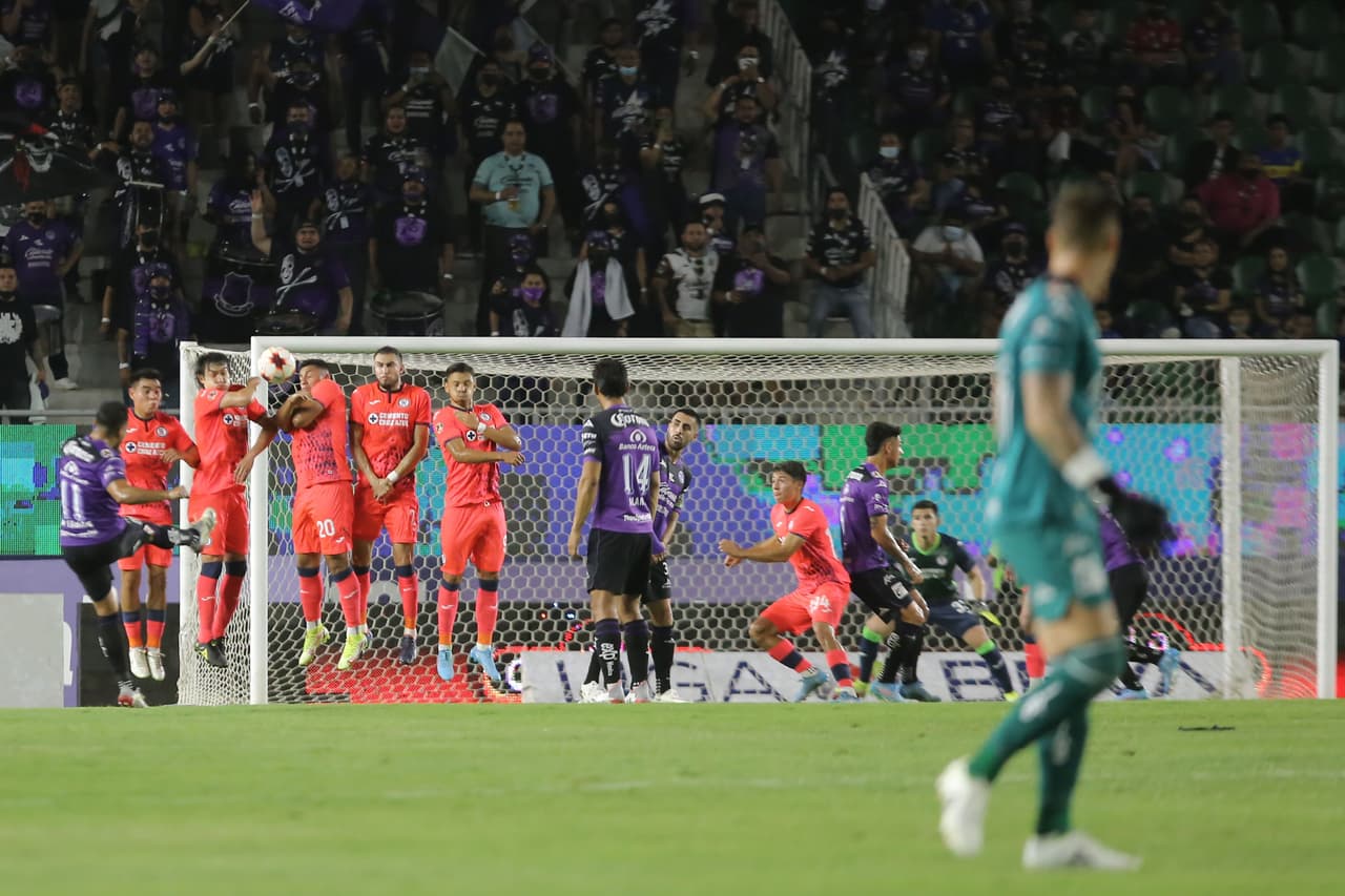 Los mazatlecos presionaron desde los primeros minutos y lograron incomodar a La Máquina, que lució nerviosa, sobre todo en la portería con Sebastián Jurado.