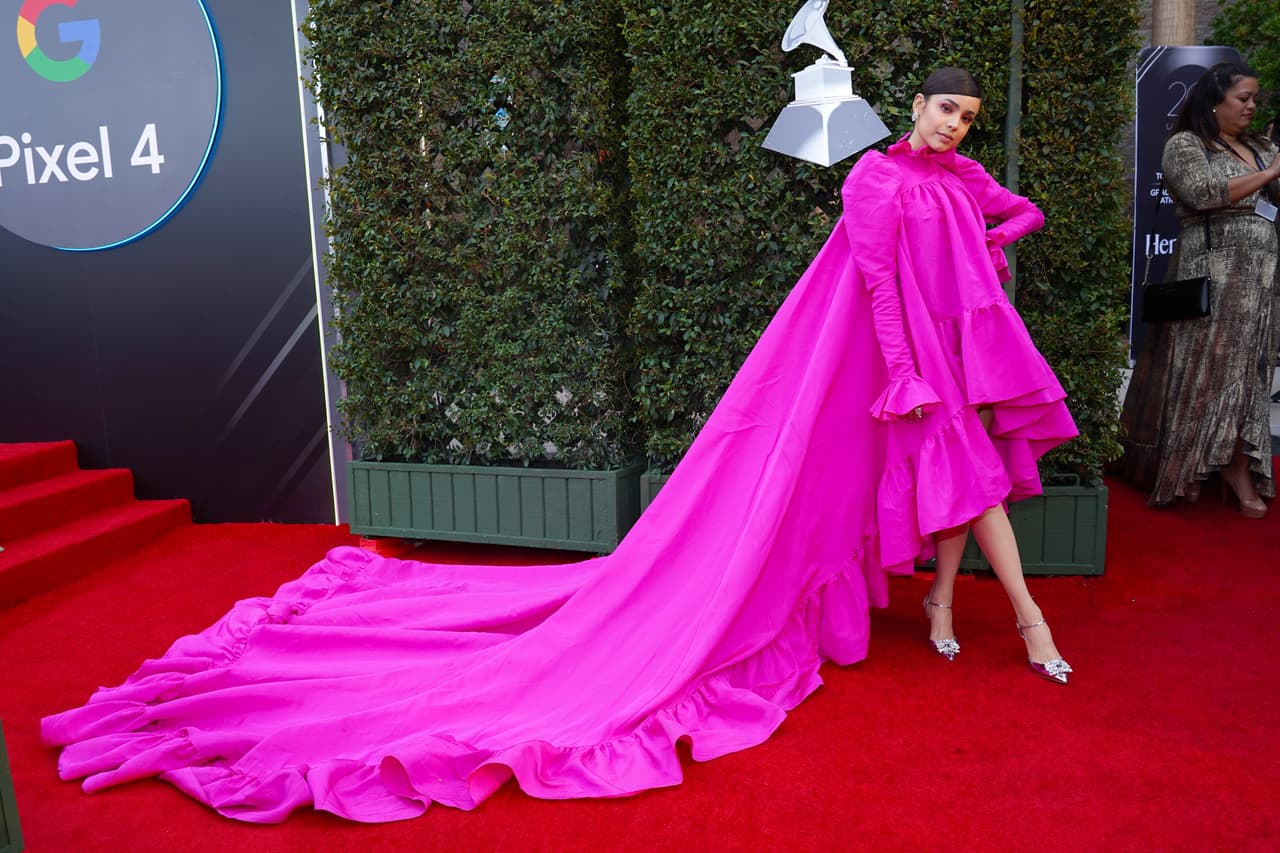 La cantante de origen colombiano, Sofía Carson, impactó en la alfombra con un voluminoso vestido en fucsia.