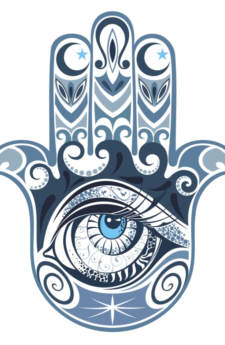 Otro amuleto de la suerte para Cáncer inspirado en la cultura turca es la mano de Fátima o Jamsa. Puede ser encontrada en joyería fina y queda genial como dije de pulsera, sobre todo si está hecha de plata. Los cinco dedos de la mano simbolizan el numero de la suerte para los árabes y, según sus creencias, sirven como protección de casas y familias enteras.