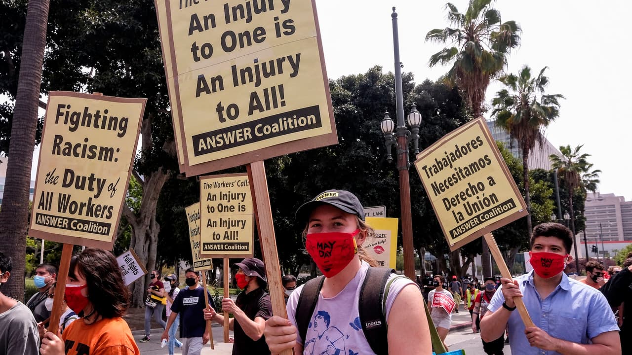 La manifestación comenzó en la intersección de Figueroa y Olympic y reunió a sindicatos, defensores de inmigrantes y educadores, bajo el lema “¡Una lucha, una lucha: trabajadores unidos!”.