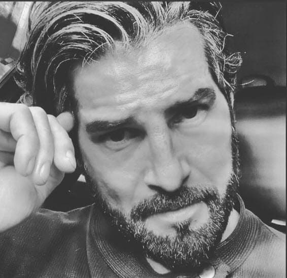 "
<b>'¿Quieres ser mi 'sugar daddy?'</b> (y contesto) 'son canas de mentiras', les digo", contó este viernes 4 de marzo riéndose a medios como 
<b>Despierta América</b> afuera de Televisa San Ángel. 
<br>