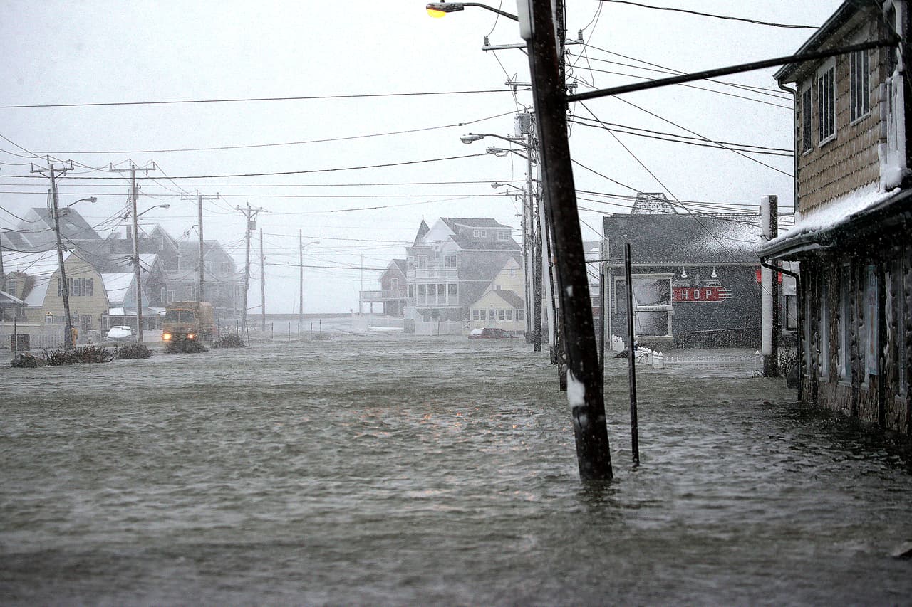 La marea ciclónica inundó las calles de Marshfield, Massachussets.