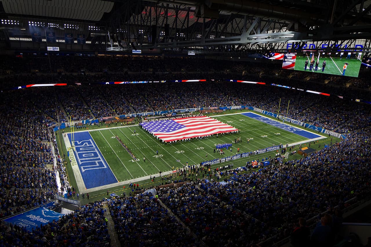 El duelo en casa de Detroit Lionel con Chicago Bears en la NFL marca una jornada especial en la que celebridades como Tim Allen, los disfraces de los hinchas y las porristas le dan un colorido único.