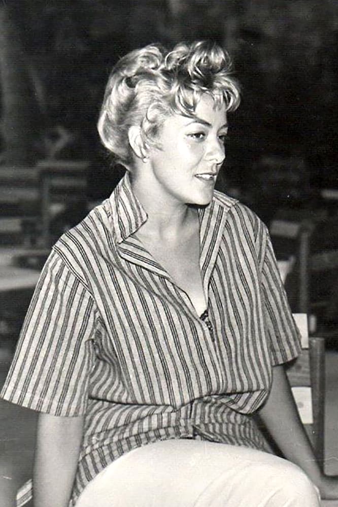 De joven, incluso, sus looks más casuales proyectaban mucha sofisticación. De hecho, se convirtió en la musa del cineasta español 
<a href="https://www.univision.com/famosos/como-recuerda-silvia-pinal-su-semi-desnudo-y-otras-intimidades-en-su-carrera-fotos">Luis Buñuel</a>, con quien rodó tres películas que la proyectaron internacionalmente.