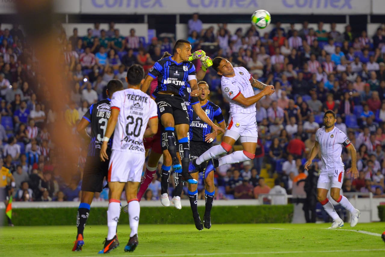 La defensa de Querétaro estuvo atenta, aunque en una ocasión del minuto 13 estuvieron cerca de anotar en su propio arco.