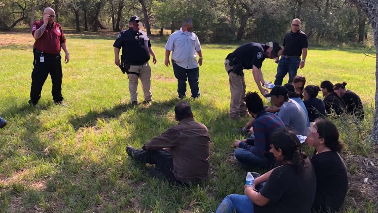 Un tráiler se descompuso en la carretera y al abrir la puerta trasera del camión las autoridades encontraron a decenas inmigrantes.