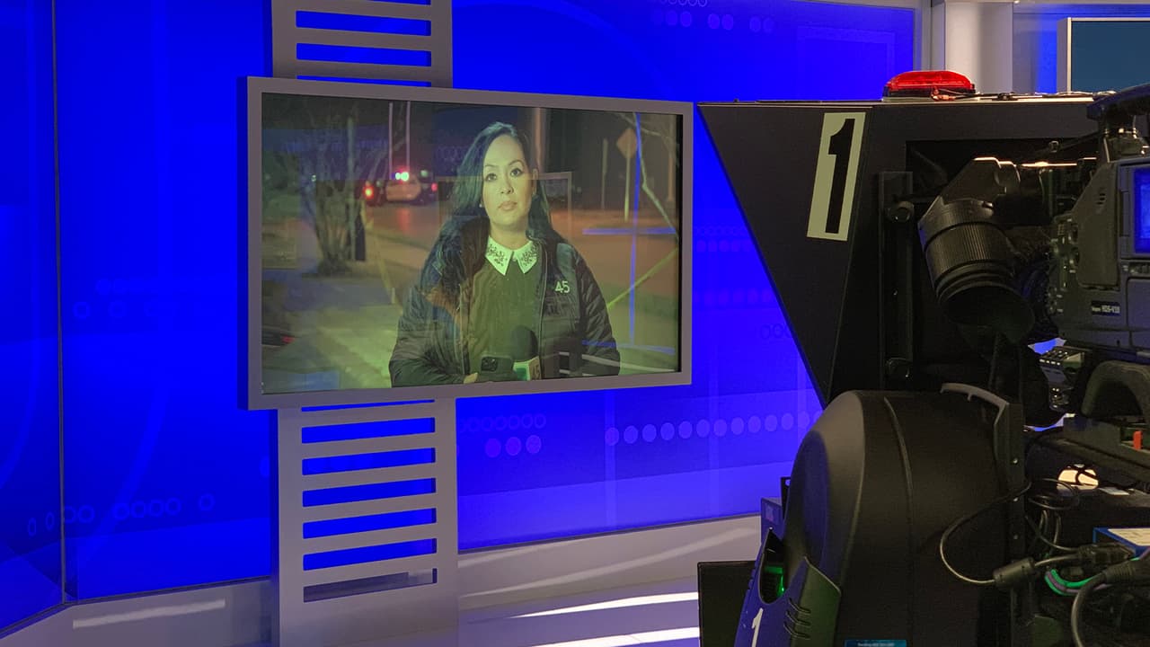 Su equipo integra cámaras robóticas, una cámara manual, así como pantallas gigantes para gráficos.