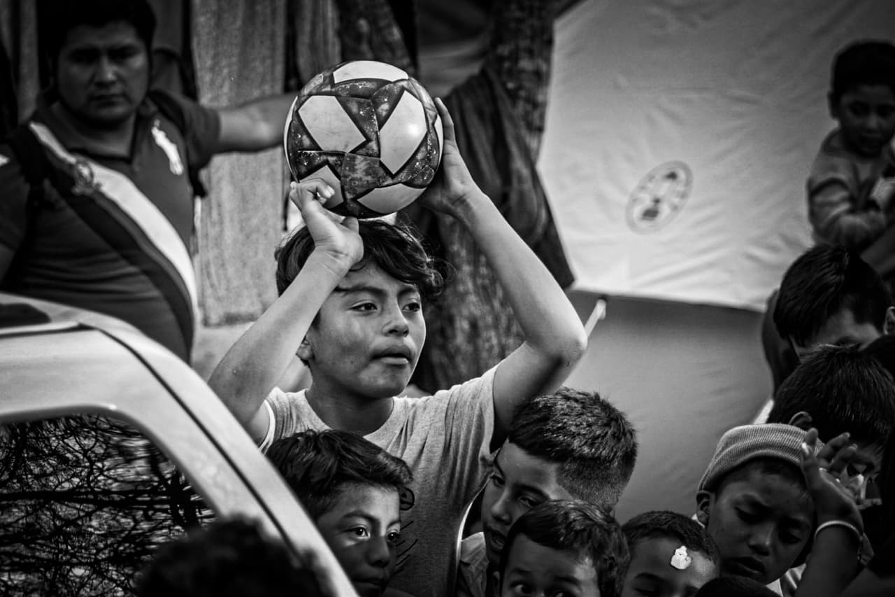 “Me duele mucho que ellos (los niños) estén pasando cosas feas, porque ellos no lo merecen”, dijo Yamali, la madre de Génesis. “Son menores de edad y ellos no tienen la culpa de lo que está pasando. Nosotros venimos huyendo de Honduras y venimos huyendo también por nuestras vidas”, agregó.