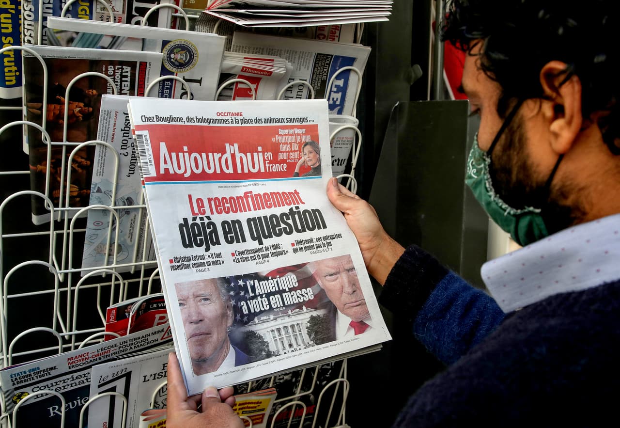 Un hombre lee los titulares sobre la elección presidencial de Estados Unidos en un puesto de periódicos en París, Francia, el la mañana del 4 de noviembre de 2020. El mundo aguarda los resultados de la contienda entre 
<a href="https://www.univision.com/temas/joe-biden"><u>Joe Biden</u></a> y 
<a href="https://www.univision.com/temas/donald-trump"><u>Donald Trump</u></a> con nerviosismo e impaciencia.
<br>