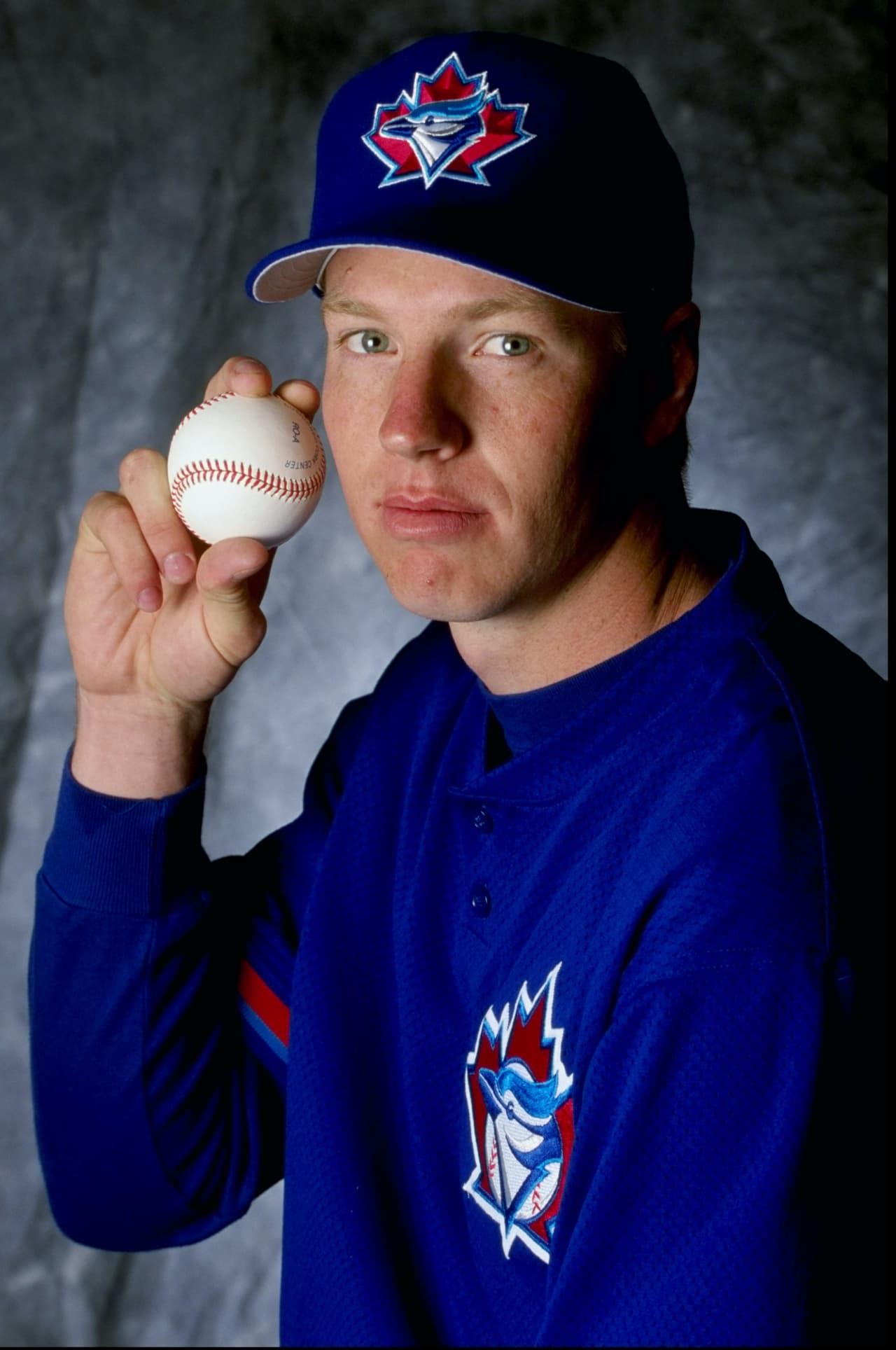 Tras un breve paso por el béisbol venezolano, Halladay debutó en la MLB a sus 21 años con los Totonto Blue Jays en 1998, donde empezó a labrar su camino a la grandeza.