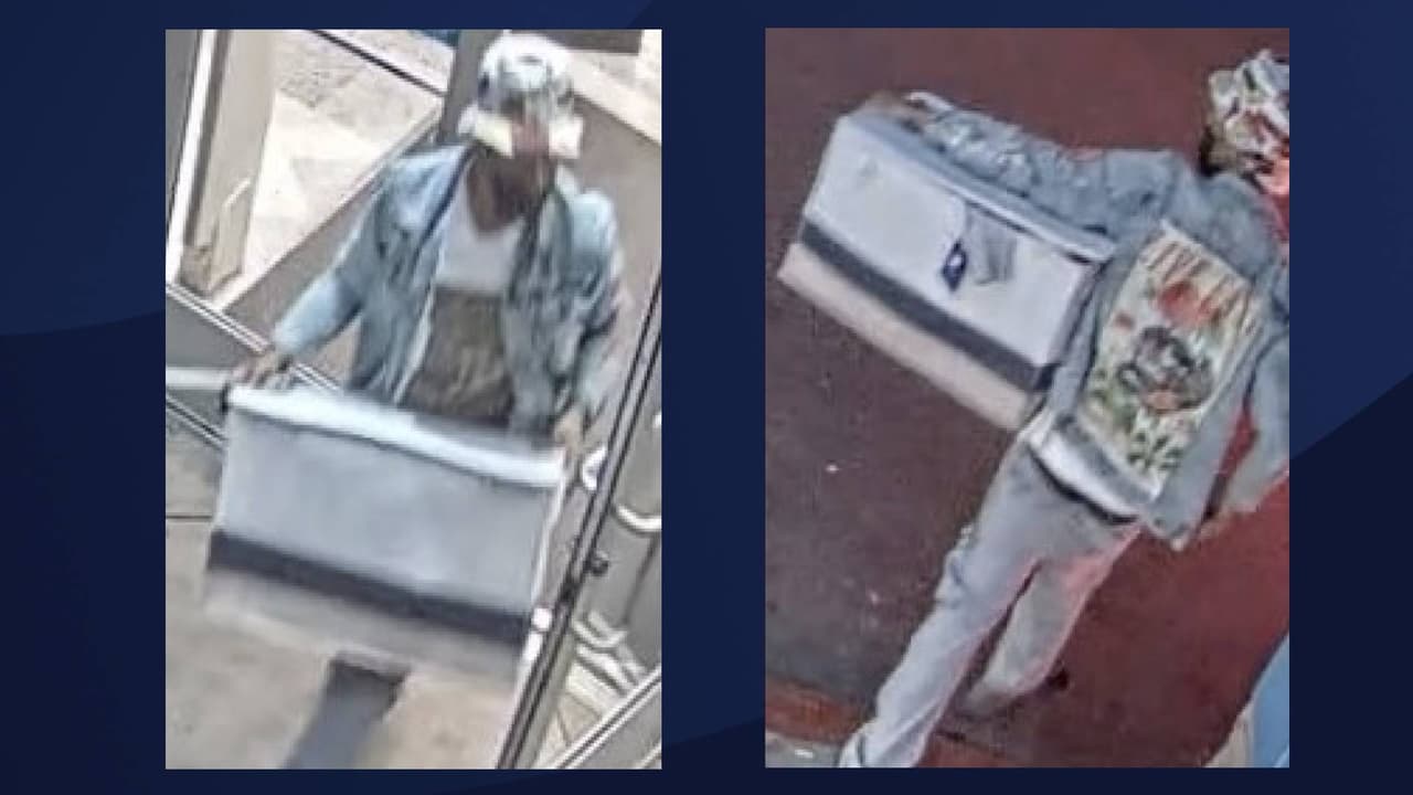 El sospechoso que escapó a pie. Al momento del robo vestía una chaqueta de mezclilla azul con un diseño en la espalda que dice "Live Easy".