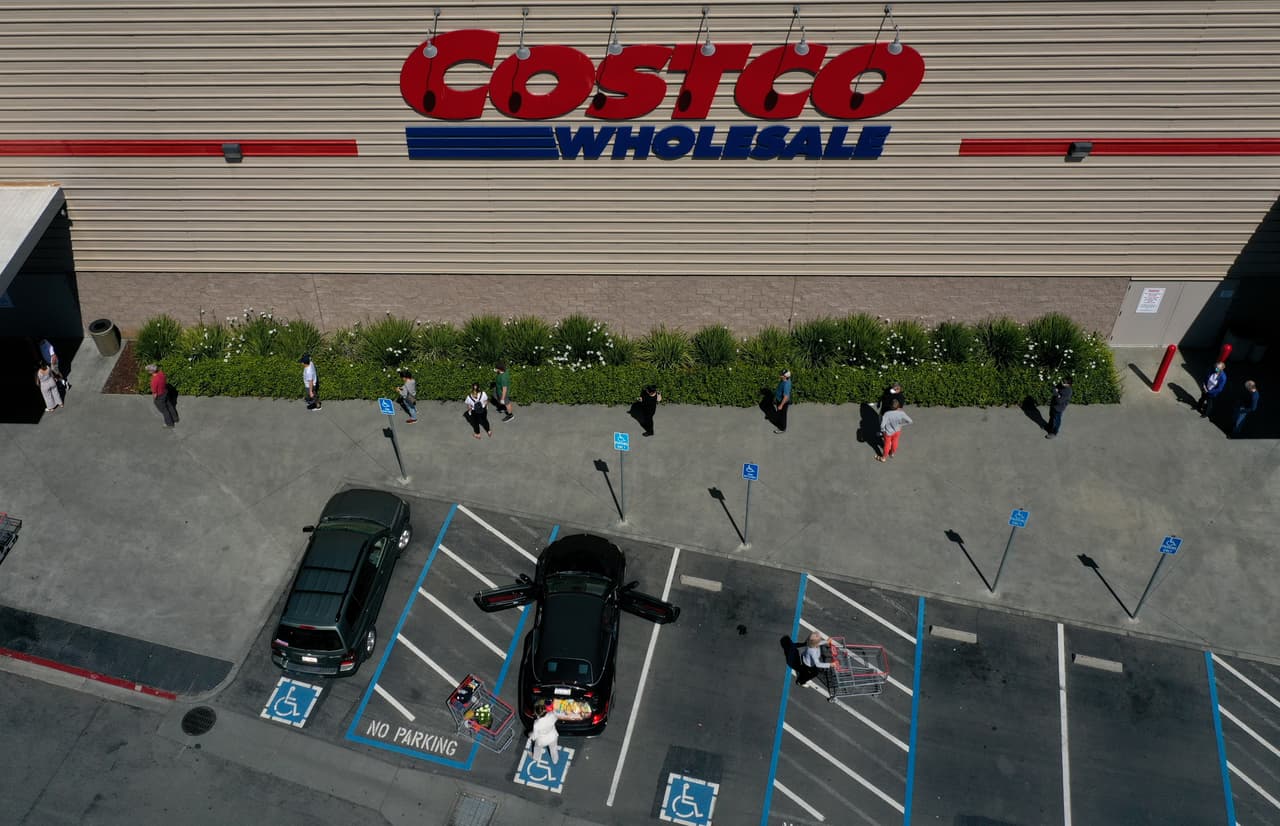 Una fila de personas manteniendo la distancia social para acceder a un tienda Costco en Novato, California. 13 de abril.