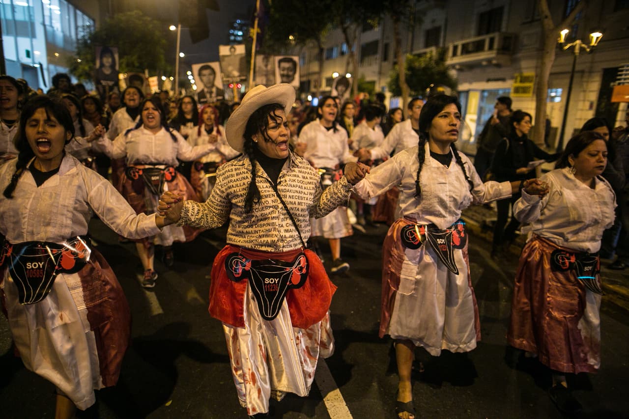 Miles de personas marchan en contra del posible indulto humanitario que beneficiaria al expresidente peruano Alberto Fujimori, el 7 de julio de 2017 en Lima.
