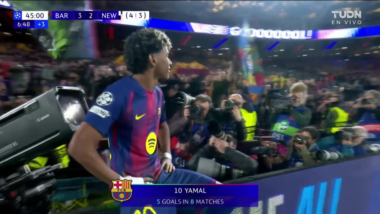 ¡Grítenlo gol del Barcelona! ¡Gol de Lamine! Desde el punto penal pone el 3-2
