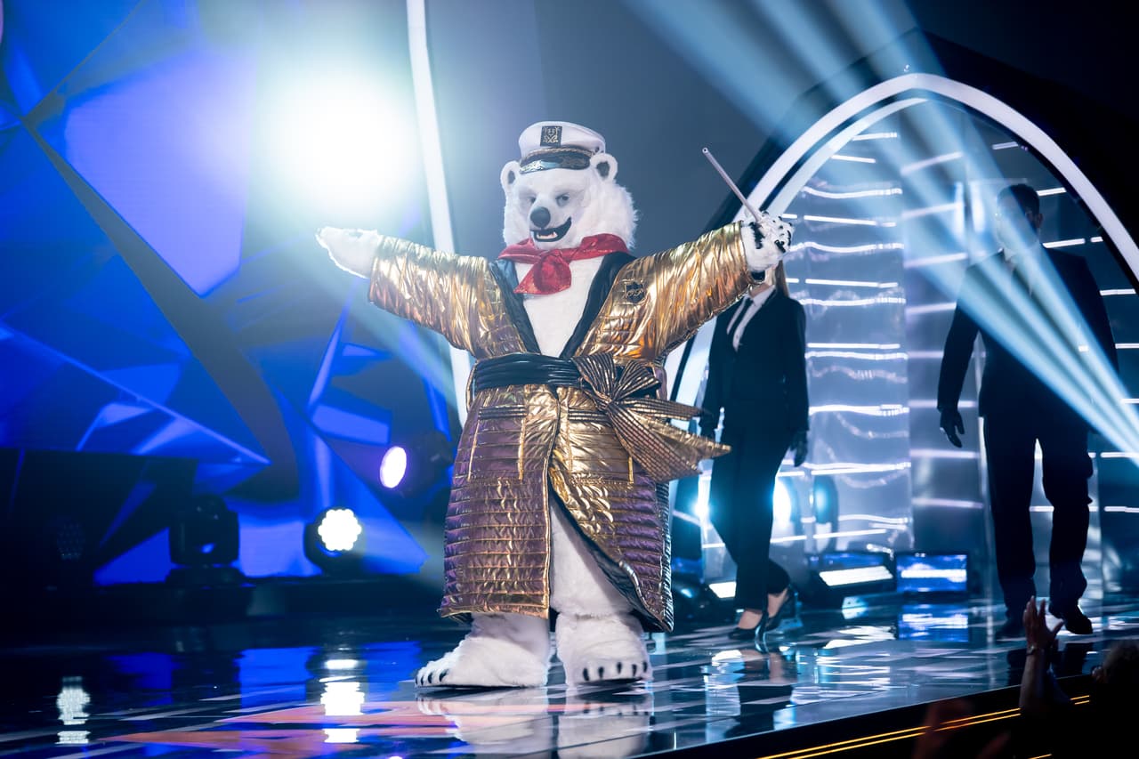 Posteriormente fue el turno de Oso Polar, vestido muy elegante para la ocasión con su bata dorada.