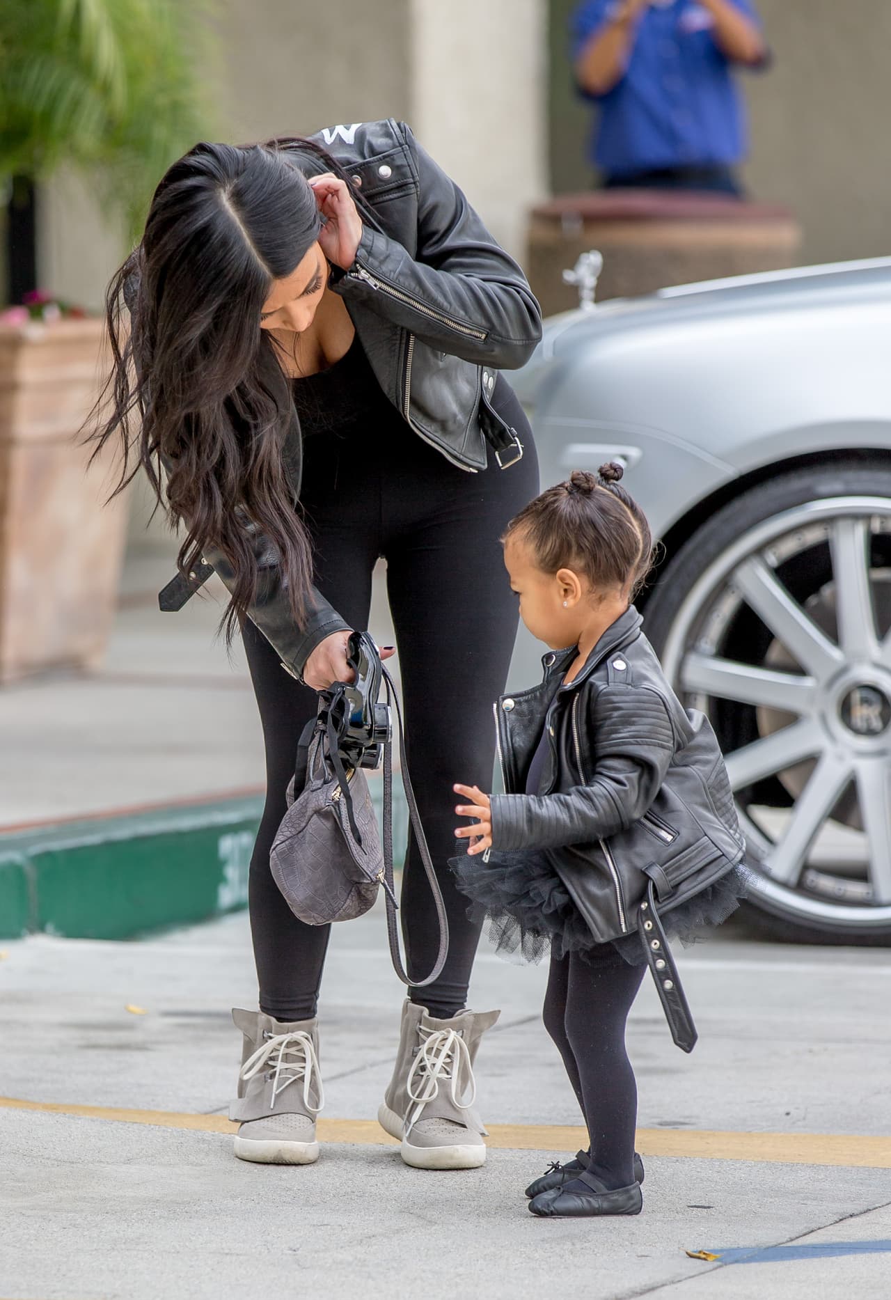 Ups! Parece que a alguien le gusta la bolsa de mamá.