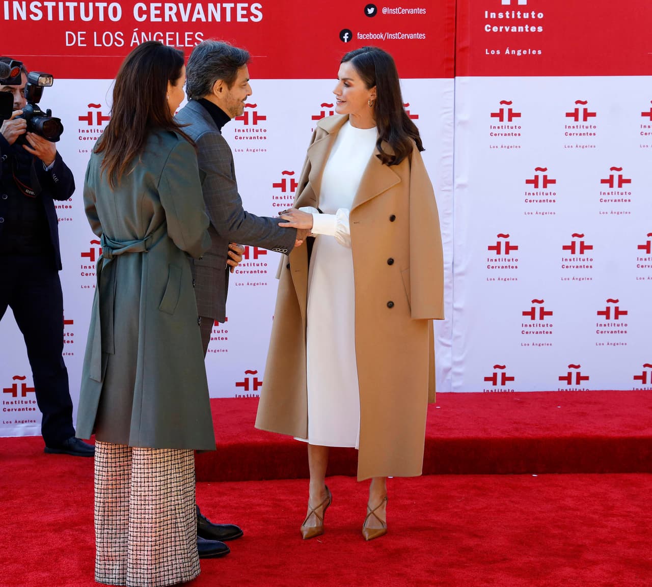 La reina comentó que la presencia de esta institución en esa ciudad servirá para reforzar la difusión del español.
<br>