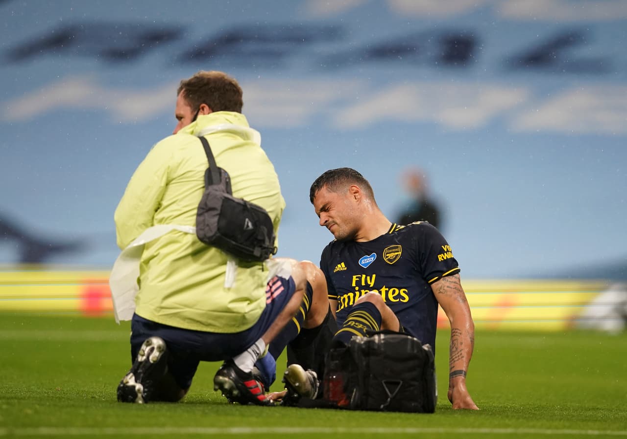 Con solo 22 minutos de juego, Arsenal hace dos cambios por lesión