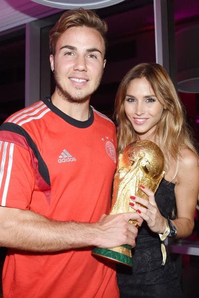El hombre de la final, Mario Gotze, y sus dos trofeos, su novia Ann-Kathrin Brommel y la Copa del Mundo.