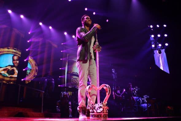 El Rey de la Bachata tuvo casa llena en el Toyota Center este miércoles, ve aquí las mejores imágenes de la noche.