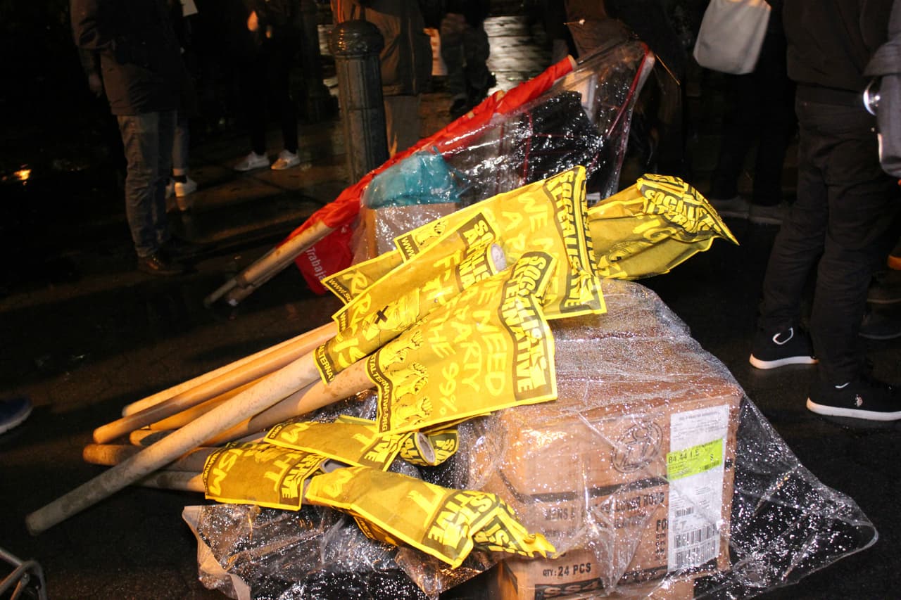 Letreros de Socialist Alternative, la organización que convocó a esta manifestación.