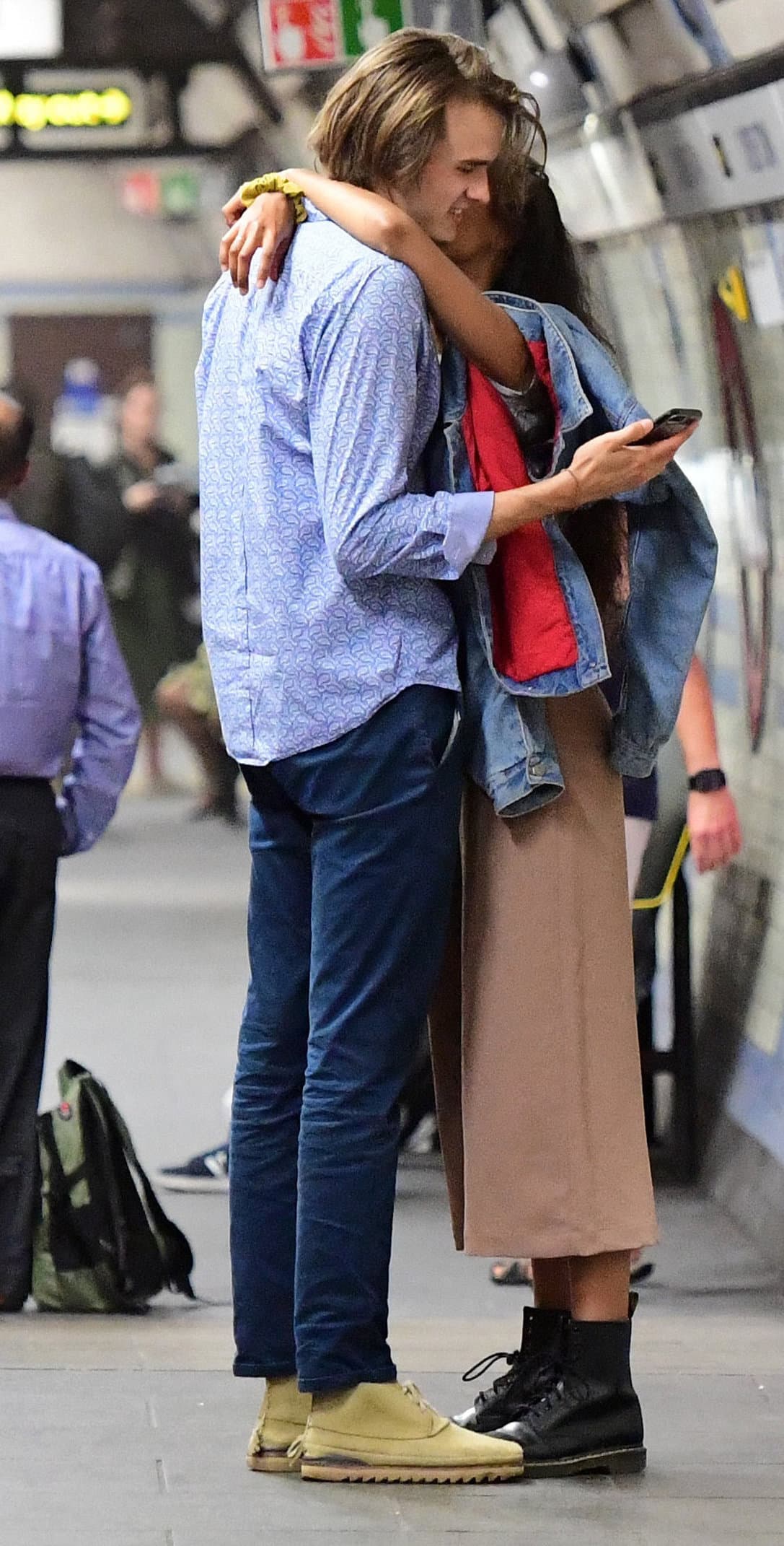 Los abrazos no han faltado en cada una de sus citas, tal como se puede ver en esta fotografía que fue tomada en el metro de Londres.