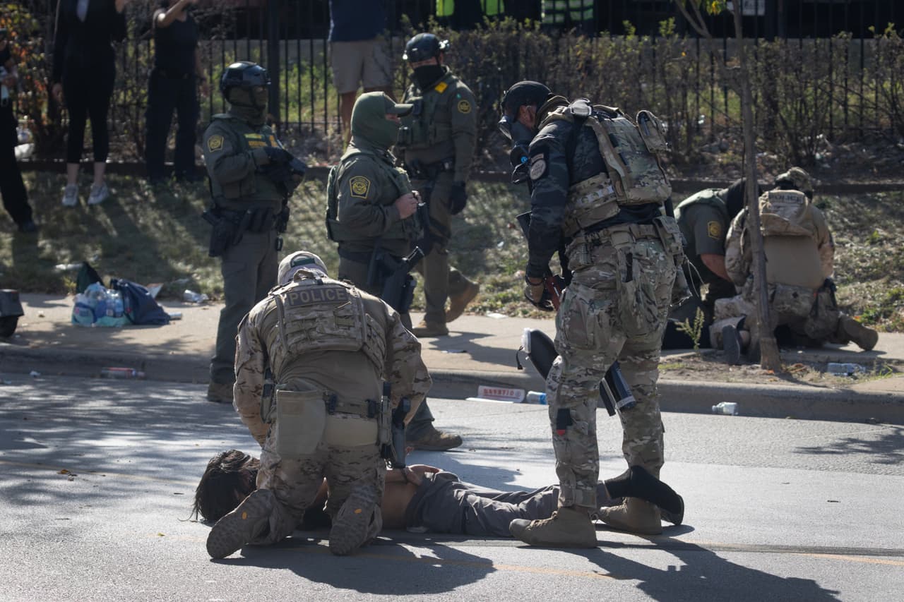 Posteriormente, el DHS la identificó como 
<b>Marimar Martínez y precisó que se encuentra bajo custodia del FBI</b> tras haber sido atendida y dada de alta del hospital. Además, informó que
<b> Anthony Ian Santos Ruiz,</b> conductor de otro vehículo involucrado en el intento de embestida, también fue detenido.