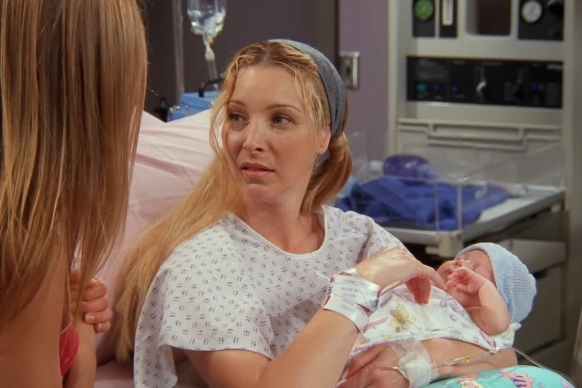 En el show, crearon la historia de que Phoebe se ofreció a gestar al bebé de su hermano, pero lo cierto fue que la actriz esperaba a su primer hijo y esa fue la manera que encontraron de incorporarlo a la serie y que la actriz no abandonara su papel.