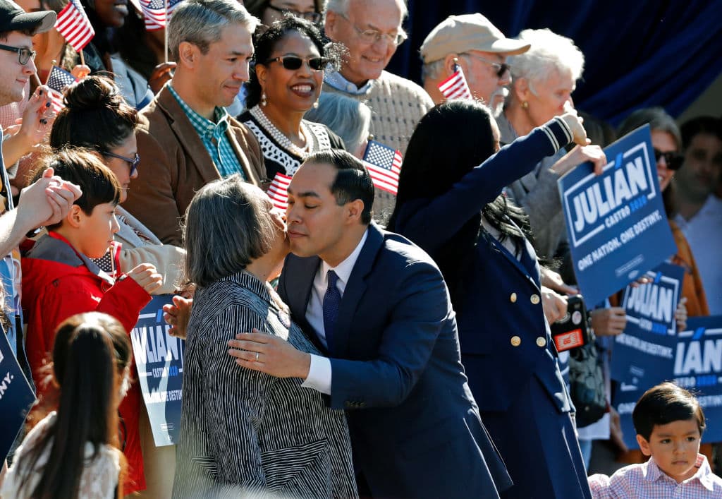 Julián Castro abraza a su madre antes de anunciar su candidatura a la presidencia el pasado mes de enero en la Plaza Guadalupe de San Antonio.