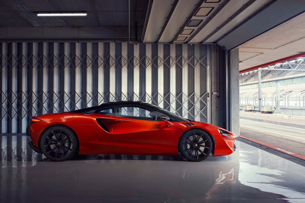 En cuanto a sus dimensiones, el Artura mide 179 pulgadas (4,539 mm) de largo, 47 pulgadas (1,193 mm) de alto y 82 pulgadas (2,080 mm) de ancho, incluyendo los espejos retrovisores. Además, la distancia entre sus ejes es de 104 pulgadas (2,640 mm).