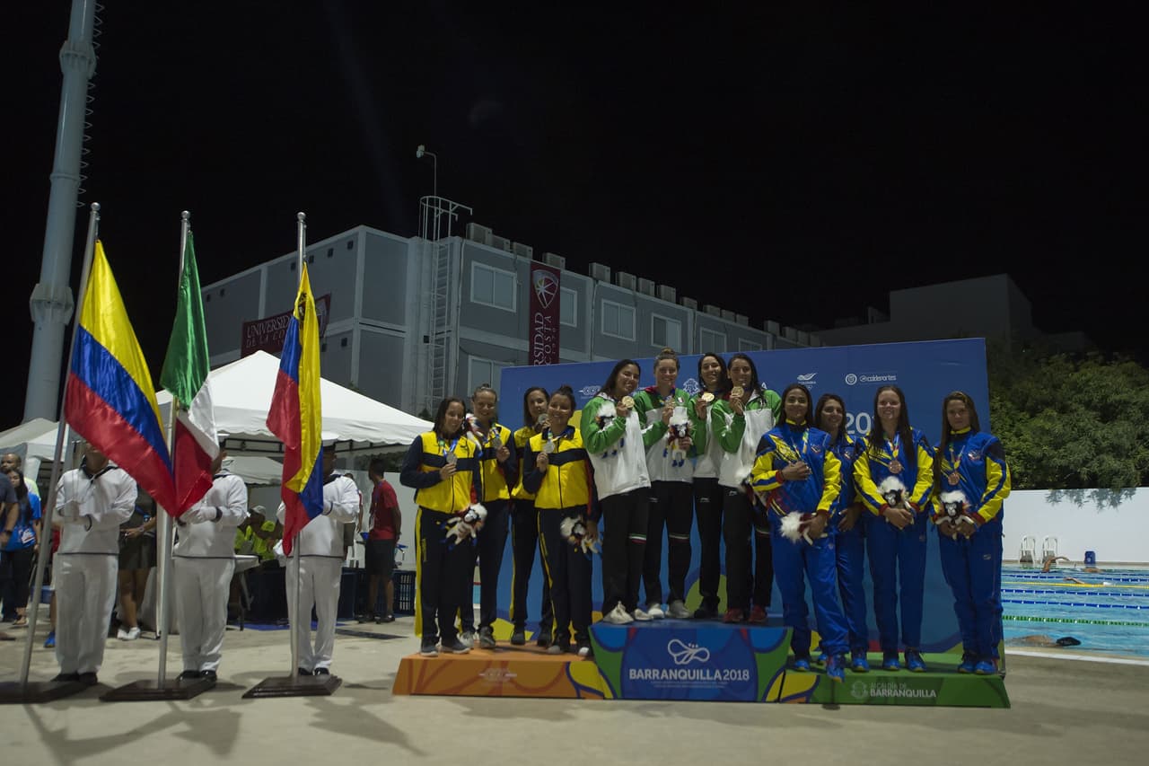 El equipo de México fue oro en el revelo 4x100m libre femenino. Colombia fue plata y Venezuela bronce.