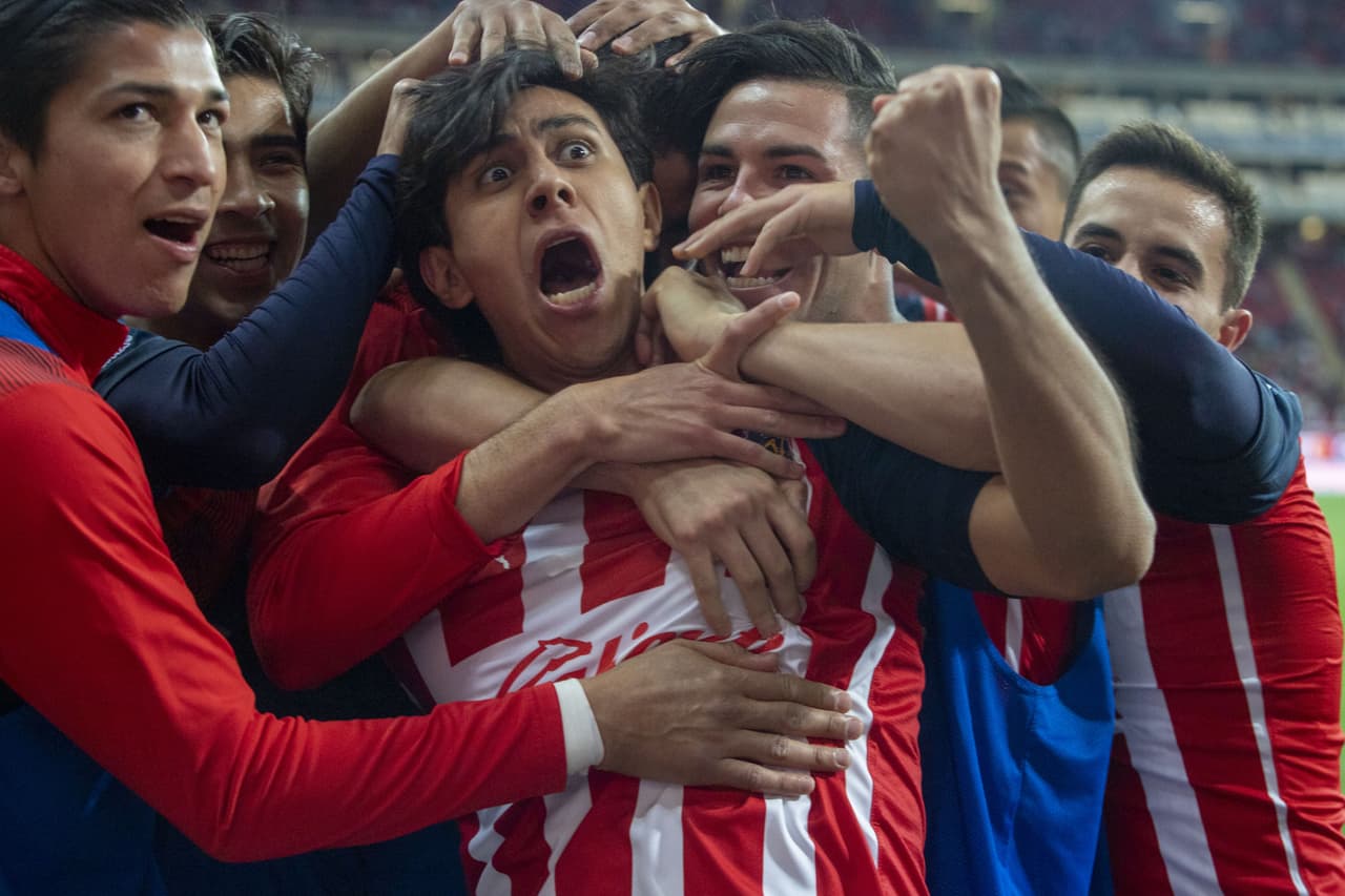 En tan solo tres minutos, Macías se juntó con Alvarado, quien le asistió de taquito en los linderos del área para que JJ se quitara la marca de dos y disparara al ángulo para el 1-0.