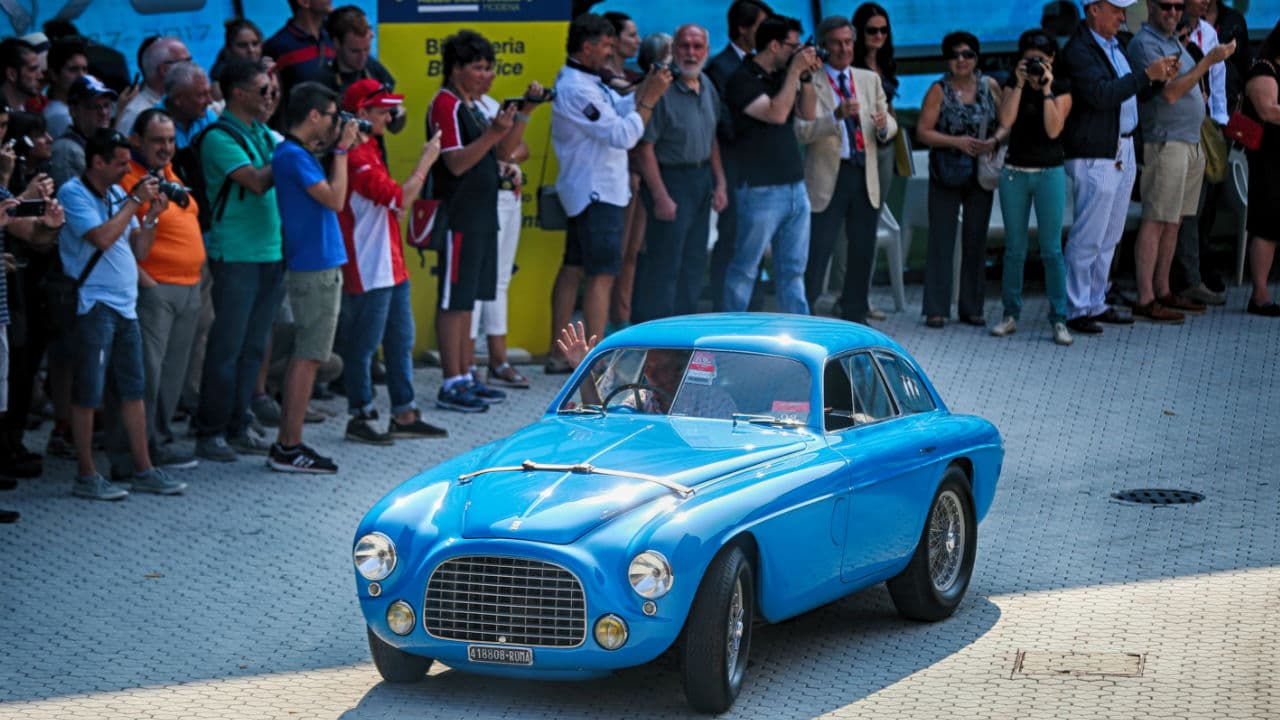 Modelos pocas veces vistos estuvieron presentes en el desfile realizado con destino al museo dedicado a
<b> Enzo Ferrari, el fundador </b>de esta marca deportiva, quien falleciera el 14 de agosto de 1988. La ciudad de Módena que alberga esta planta adoptó un ambiente festivo durante todo un fin de semana y recibió a visitantes de todo el mundo.