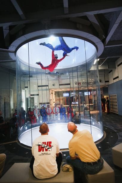 Instructores de vuelo muestran cómo funciona el túnel del viento.