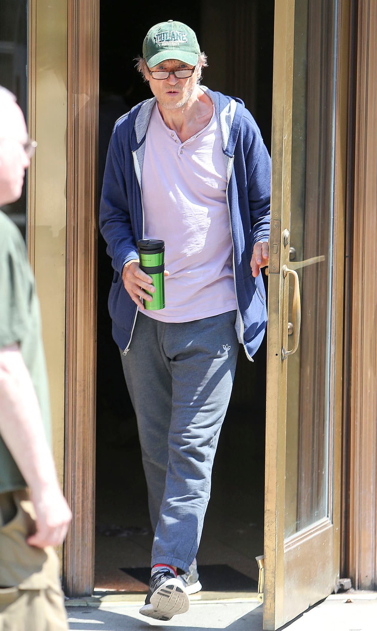 Salió por un cafecito.